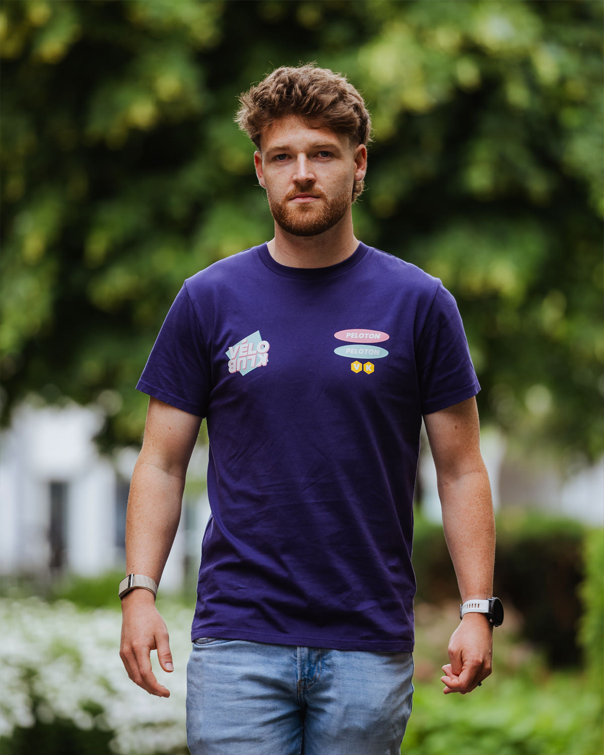 Model wearing the purple Vélo Klub T-shirt